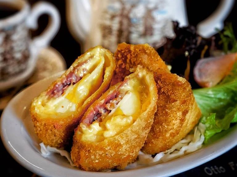 Respon Positif dan Rasa Penasaran Pengunjung terhadap Makanan Belanda